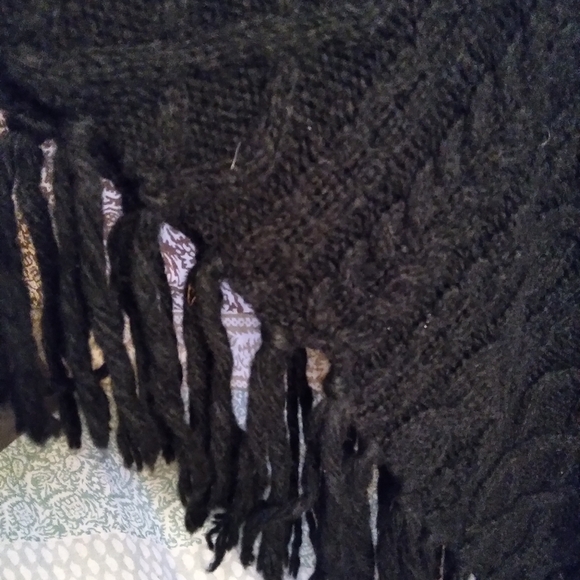 Aerie fringe cable poncho sweater black one sz - Picture 4 of 4